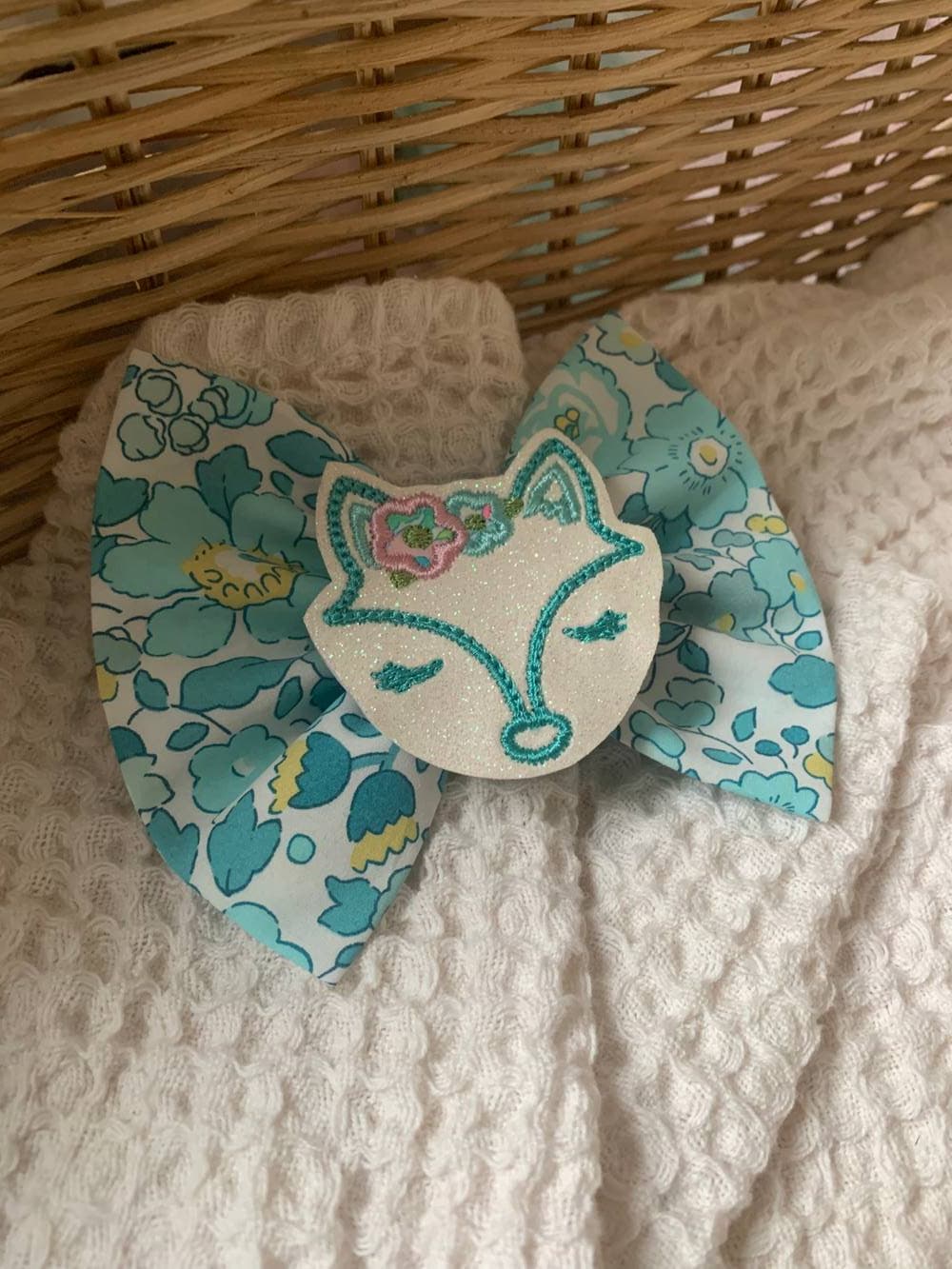 Broche ou barrette renarde fleurie