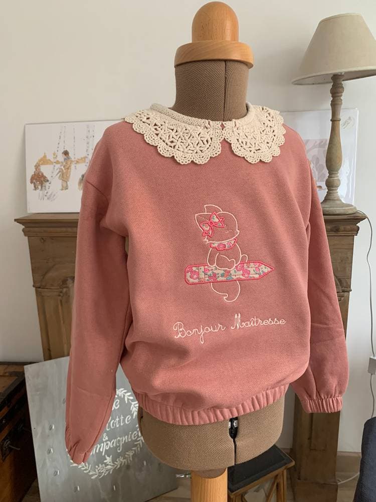 Sweat col motif broderie au choix