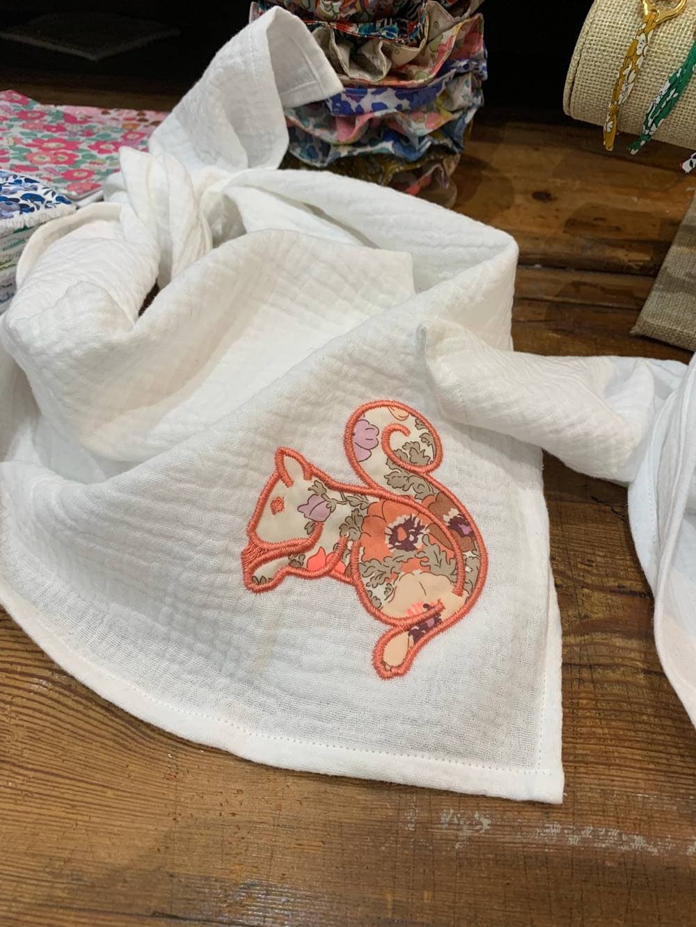Lange ou foulard brodé écureuil Madeleine